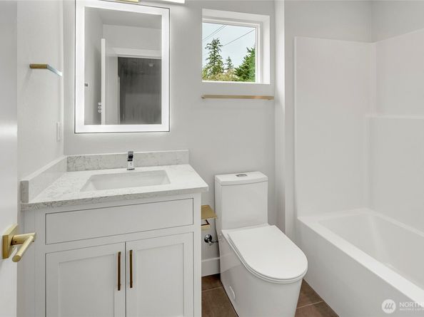 6726 NE 187th Street 104, Kenmore WA 98028