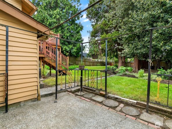 12013 Exeter Avenue NE, Seattle WA 98125