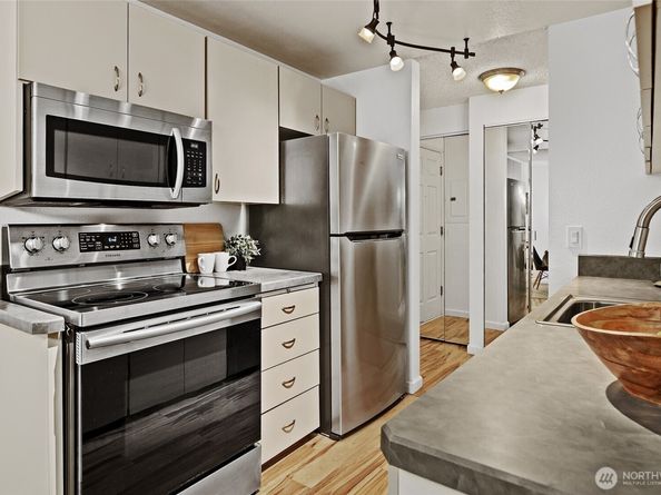 10501 8th Avenue NE 406, Seattle WA 98125