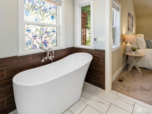 8277 New Holland Ct, Bainbridge Island WA 98110
