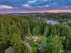 8277 New Holland Ct, Bainbridge Island WA 98110