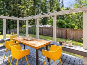 8277 New Holland Ct, Bainbridge Island WA 98110