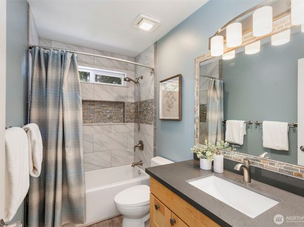 8277 New Holland Ct, Bainbridge Island WA 98110