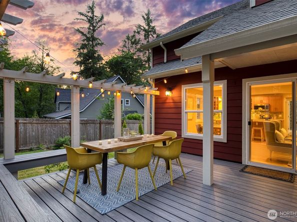 8277 New Holland Ct, Bainbridge Island WA 98110
