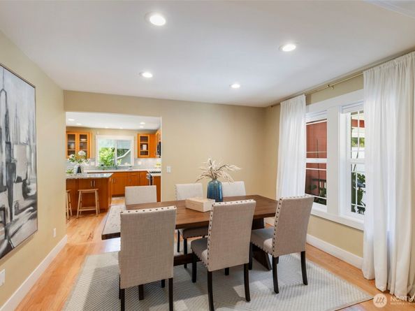 8277 New Holland Ct, Bainbridge Island WA 98110