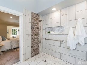 8277 New Holland Ct, Bainbridge Island WA 98110