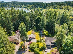 8277 New Holland Ct, Bainbridge Island WA 98110