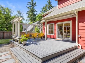 8277 New Holland Ct, Bainbridge Island WA 98110