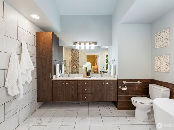 8277 New Holland Ct, Bainbridge Island WA 98110
