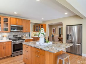 8277 New Holland Ct, Bainbridge Island WA 98110