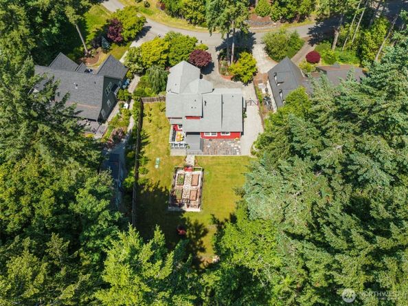 8277 New Holland Ct, Bainbridge Island WA 98110