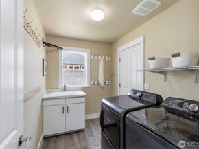 8277 New Holland Ct, Bainbridge Island WA 98110
