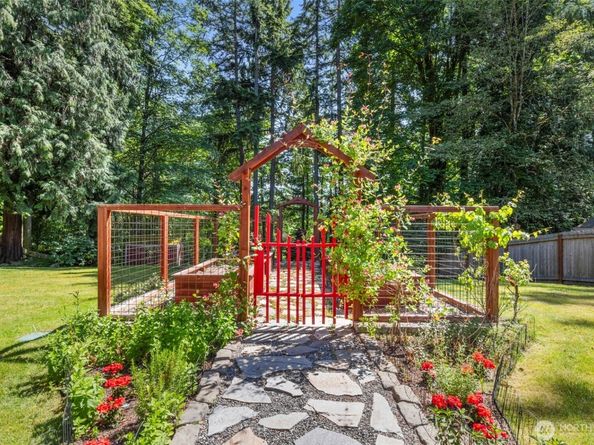 8277 New Holland Ct, Bainbridge Island WA 98110