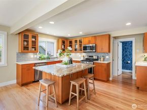 8277 New Holland Ct, Bainbridge Island WA 98110