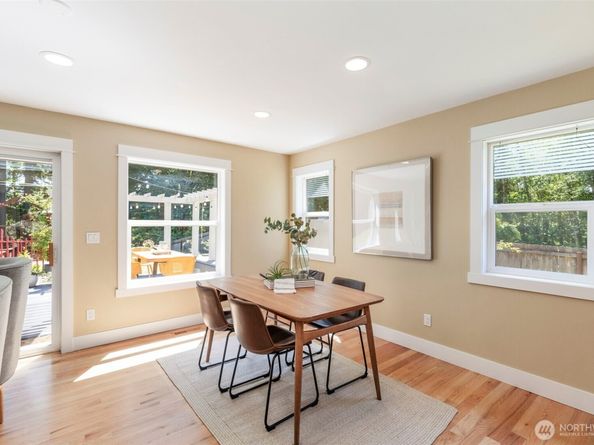 8277 New Holland Ct, Bainbridge Island WA 98110