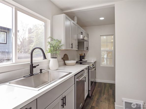 5909 8th Avenue NW, Seattle WA 98107