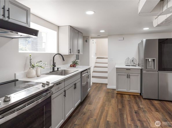 5909 8th Avenue NW, Seattle WA 98107
