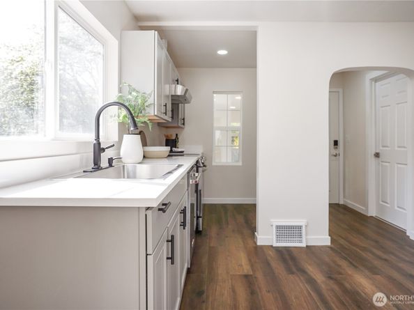 5909 8th Avenue NW, Seattle WA 98107