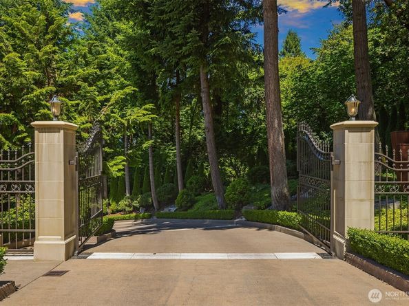 Undisclosed Address #2400769, Mercer Island WA 98040