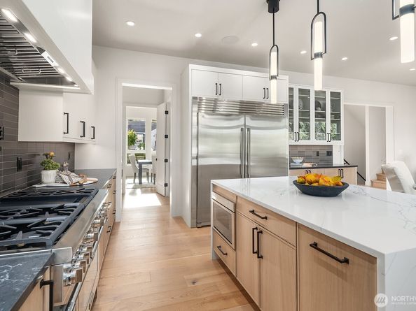 2526 35th Avenue W, Seattle WA 98199