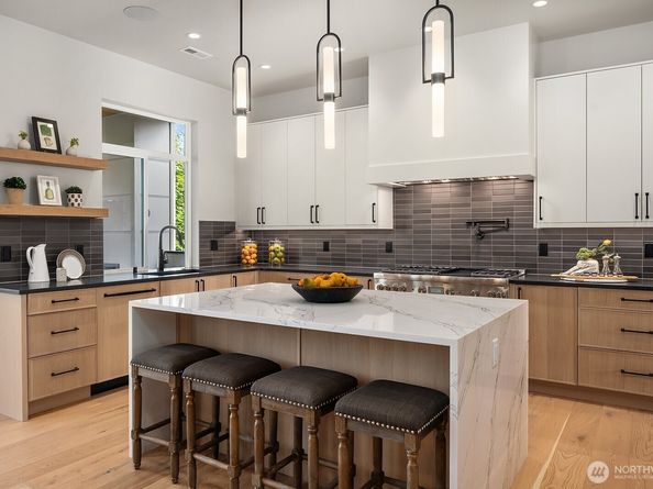 2526 35th Avenue W, Seattle WA 98199