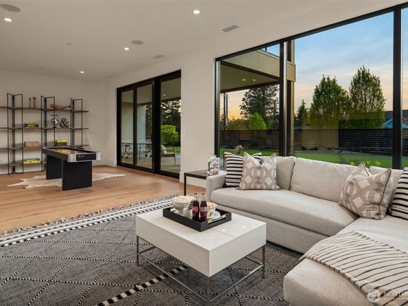1032 89th Avenue NE, Bellevue WA 98004