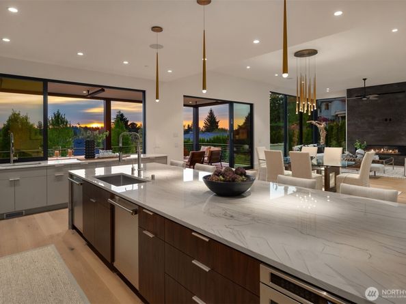 1032 89th Avenue NE, Bellevue WA 98004