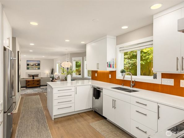 12168 Viewcrest Place NE, Bainbridge Island WA 98110