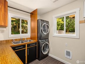 12168 Viewcrest Place NE, Bainbridge Island WA 98110