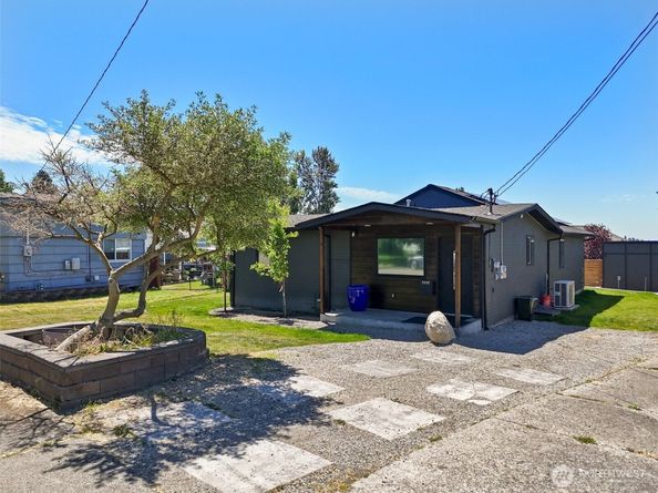 2117 NE 6th Place, Renton WA 98056