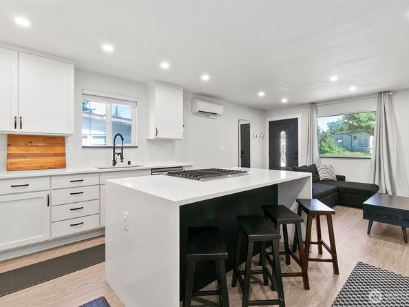 2117 NE 6th Place, Renton WA 98056