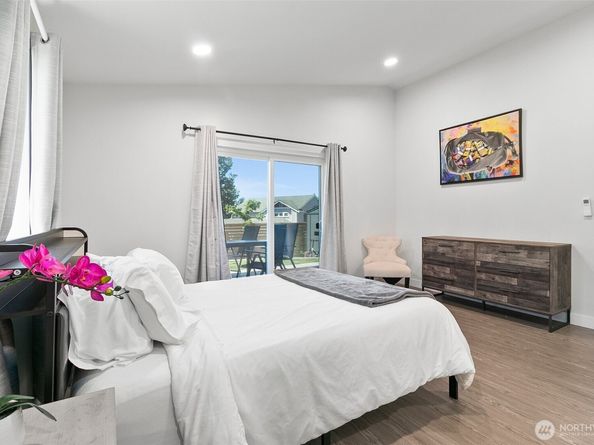 2117 NE 6th Place, Renton WA 98056