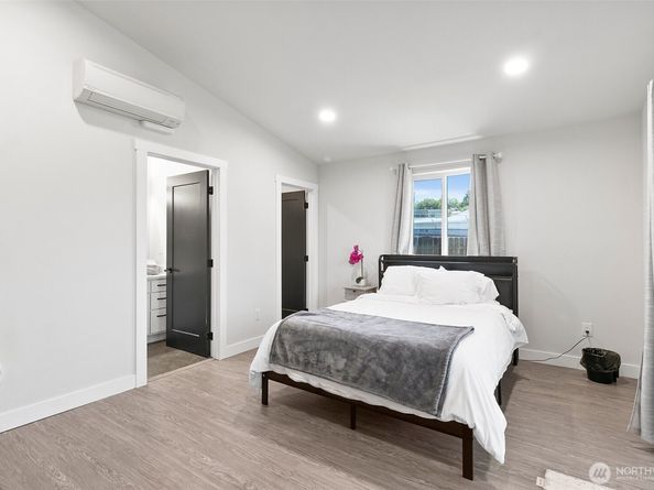 2117 NE 6th Place, Renton WA 98056