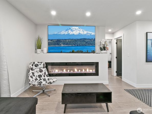 2117 NE 6th Place, Renton WA 98056