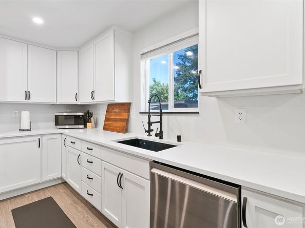 2117 NE 6th Place, Renton WA 98056