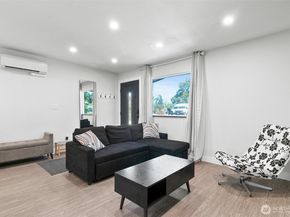 2117 NE 6th Place, Renton WA 98056