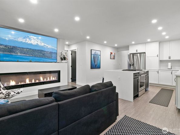 2117 NE 6th Place, Renton WA 98056