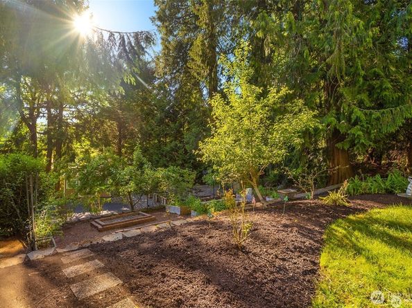17524 214th Avenue NE, Woodinville WA 98077