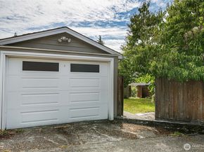 8233 16th Avenue NE, Seattle WA 98115