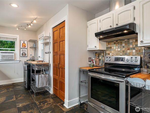 8233 16th Avenue NE, Seattle WA 98115