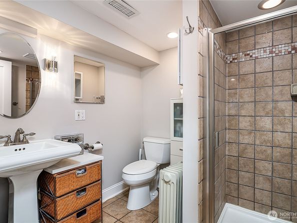 8233 16th Avenue NE, Seattle WA 98115