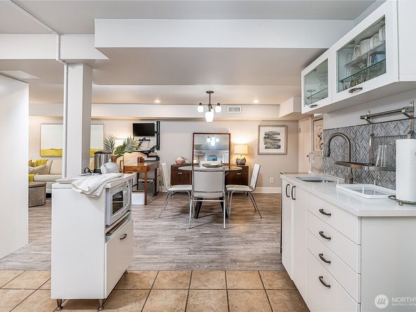 8233 16th Avenue NE, Seattle WA 98115