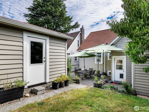 8233 16th Avenue NE, Seattle WA 98115