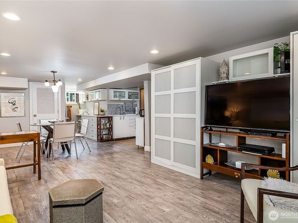 8233 16th Avenue NE, Seattle WA 98115