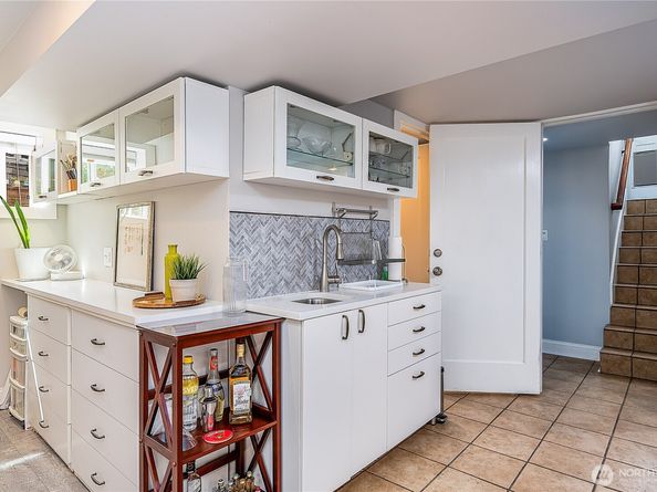 8233 16th Avenue NE, Seattle WA 98115