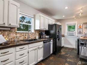 8233 16th Avenue NE, Seattle WA 98115