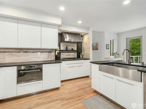 15912 252nd Avenue SE, Issaquah WA 98027