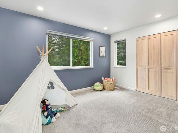 15912 252nd Avenue SE, Issaquah WA 98027