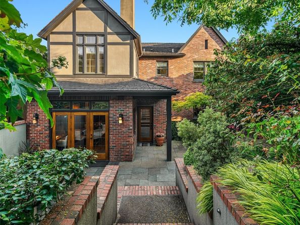 324 W Kinnear Place, Seattle WA 98119