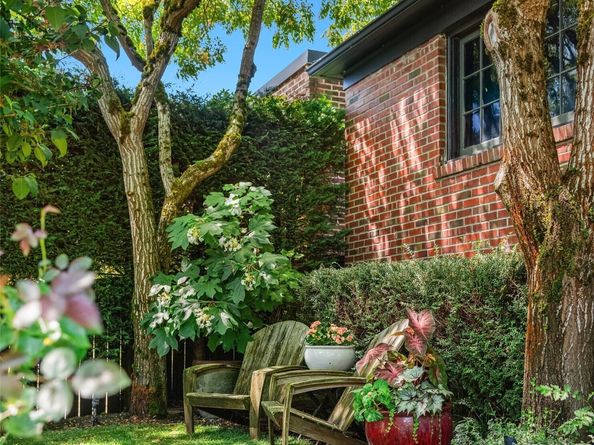 324 W Kinnear Place, Seattle WA 98119